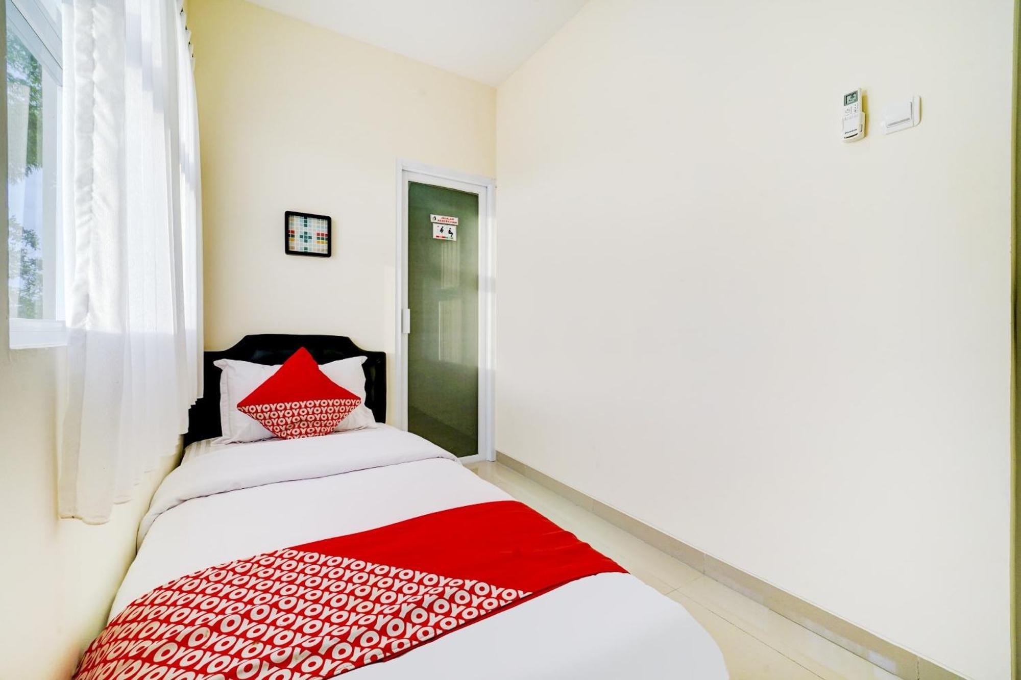 Super Oyo 90778 River Inn Malioboro Yogyakarta Exterior photo
