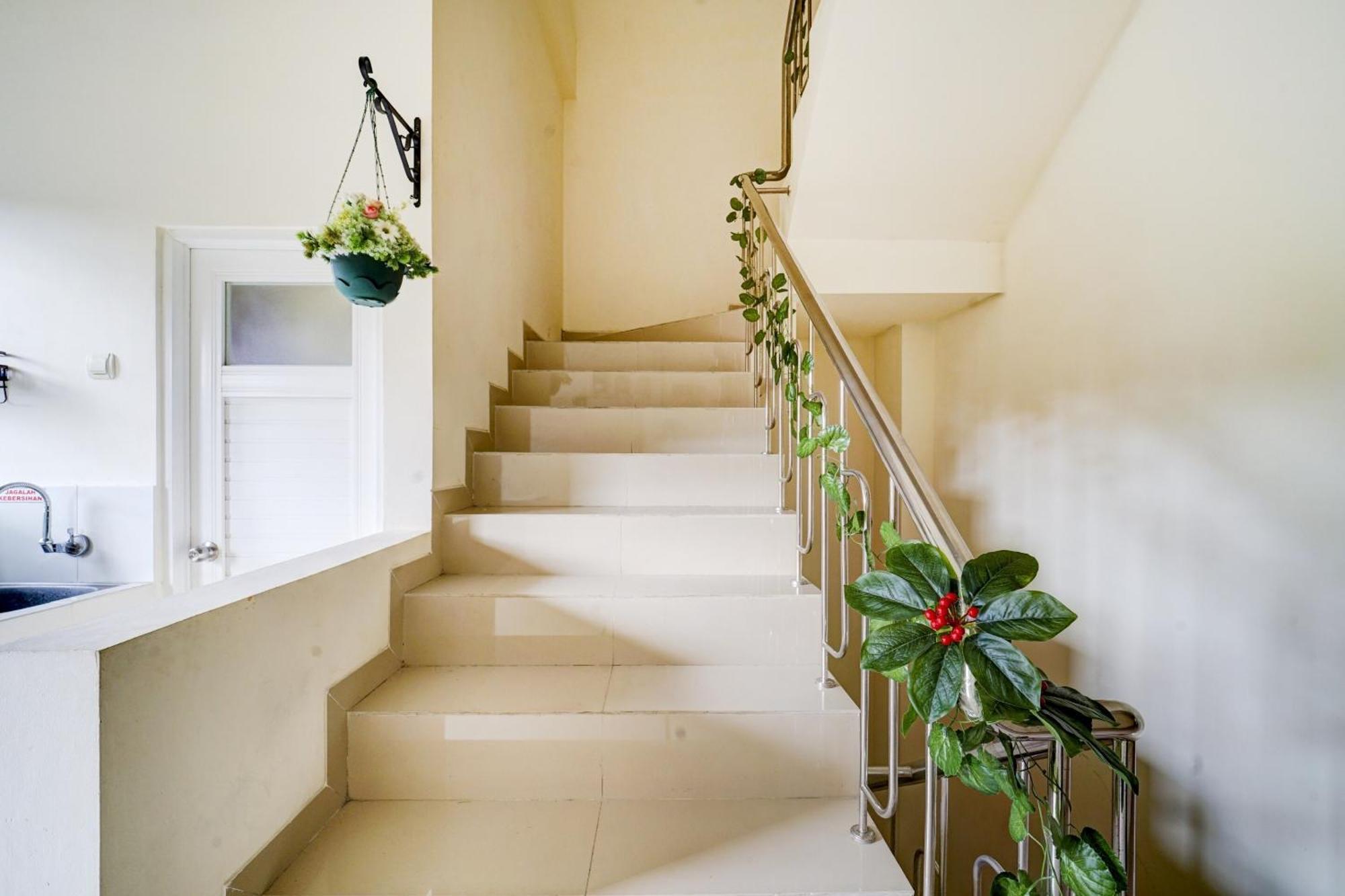 Super Oyo 90778 River Inn Malioboro Yogyakarta Exterior photo